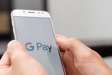Google Pay uygulaması açık olan akıllı telefonun kapatılması, ulaşılamayan ödeme ve cep telefonu cüzdanı