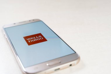Wells Fargo logosu beyaz arkaplanda akıllı telefon ekranında görüntülendi