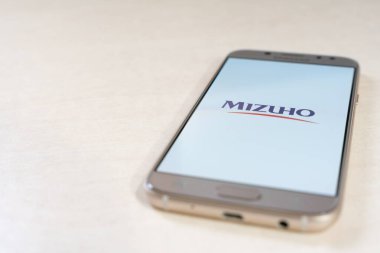 Mizuho Bank logosu beyaz arkaplanlı akıllı telefon ekranında görüntülendi