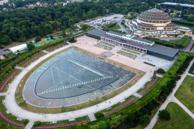 Wrocaw Centennial Hall ve multimedya çeşme kompleksinin havadan görünüşü Polonya 'da yeşillikle çevrili.