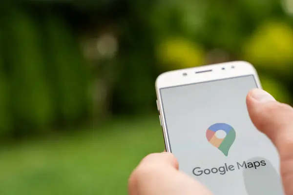 Ekranda Google Maps logosu, navigasyon ve harita servis uygulaması olan akıllı telefonun kapatılması