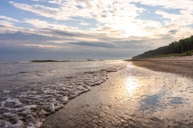 Sahne Kumsalı Dalgalar ve Günbatımı Gökyüzü