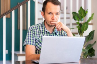 Dizüstü bilgisayarda oturan adam Ciddi İfade Uzaktan Kumandalı Kapalı Ofis