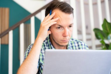 Merkez Ofiste Uzaktan Çalışırken Bilgisayara Bakan Odaklanmış Adam Kalem Tutuyor