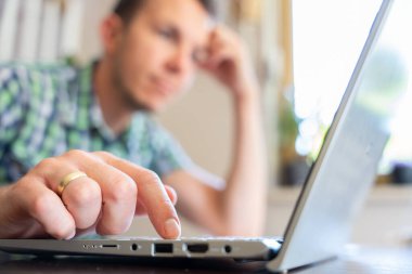 Merkez Ofis 'te laptopta odaklanmış ifade uzaktan kumandası ile yazı yazan adam