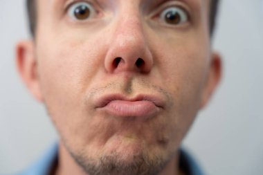 Dudakları Dudakları Dudakları Dudakları Kapalı, Suratı Somurtkan, Komik Duygu Detaylı ve Cilt desenli Makro Portre