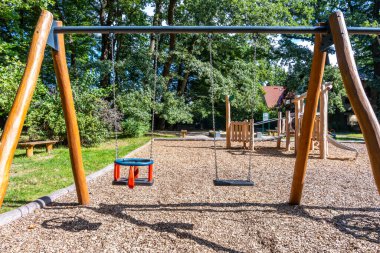 Parkın dışındaki parkta odun sallanıyor, Aile Topluluğu Çocuk Eşyasıyla Eğlence