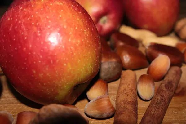 Elmalar ve fındıklar fırında