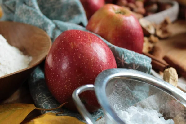 Elmalar ve fındıklar fırında