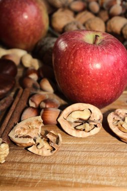 Sonbaharda hasattan sonra elma