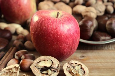 Sonbaharda hasattan sonra elma