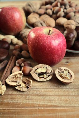 Sonbaharda hasattan sonra elma