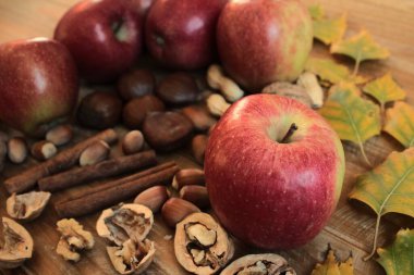 Sonbaharda hasattan sonra elma