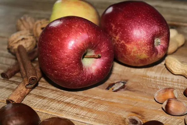 Sonbaharda hasattan sonra elma