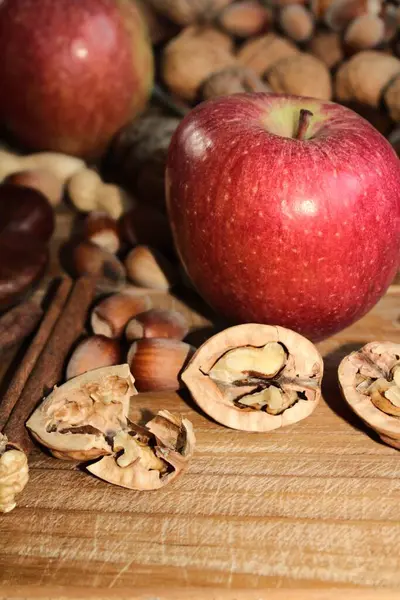 Sonbaharda hasattan sonra elma