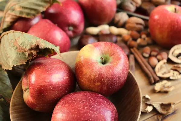 Sonbaharda hasattan sonra elma