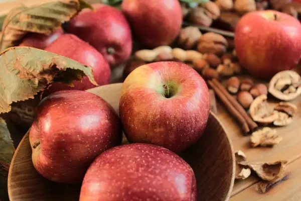 Sonbaharda hasattan sonra elma