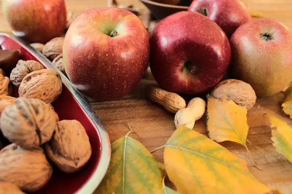 Sonbaharda hasattan sonra elma