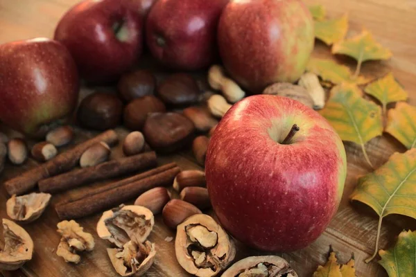 Sonbaharda hasattan sonra elma