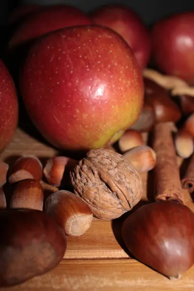 Sonbaharda hasattan sonra elma