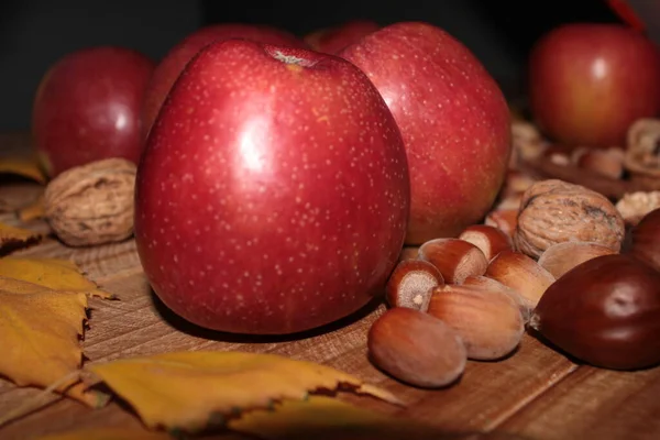 Sonbaharda hasattan sonra elma