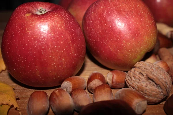 Sonbaharda hasattan sonra elma