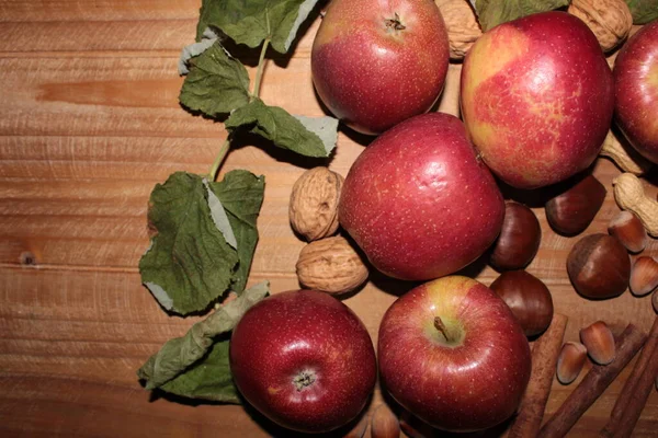 Sonbaharda hasattan sonra elma