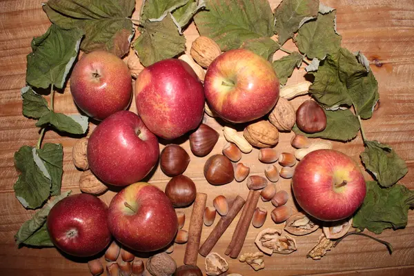 Sonbaharda hasattan sonra elma