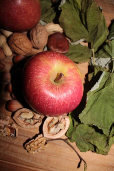 Sonbaharda hasattan sonra elma