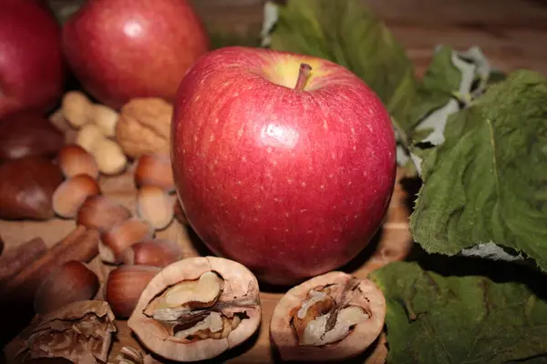 Sonbaharda hasattan sonra elma