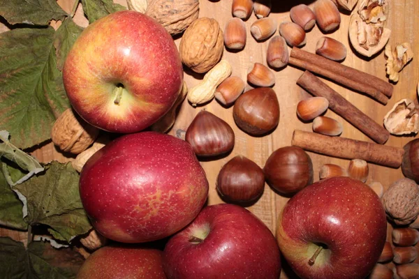 Sonbaharda hasattan sonra elma