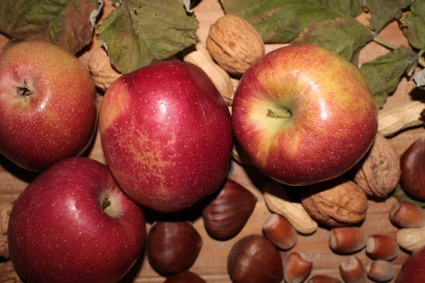 Sonbaharda hasattan sonra elma