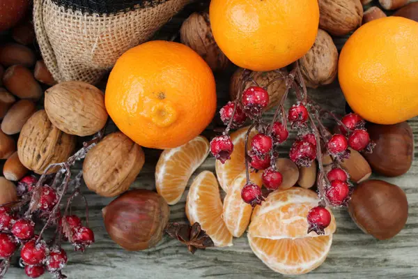 Sonbaharda mandalina ve fındık