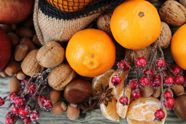 Sonbaharda mandalina ve fındık