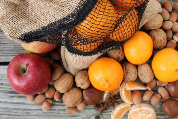 Sonbaharda mandalina ve fındık