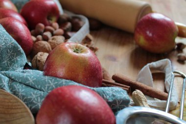 Elma ve fındıkla pişirme