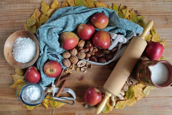 Elma ve fındıkla pişirme