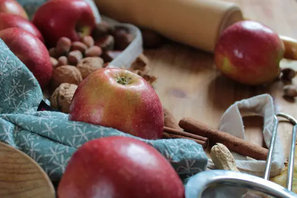 Elma ve fındıkla pişirme