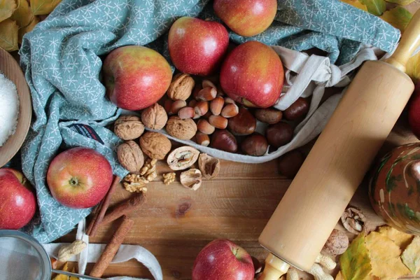 Elma ve fındıkla pişirme