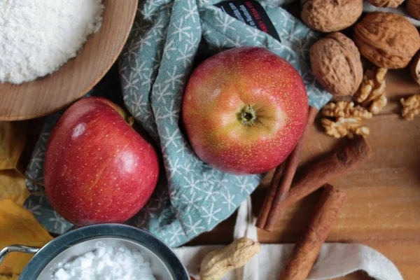 Elma ve fındıkla pişirme