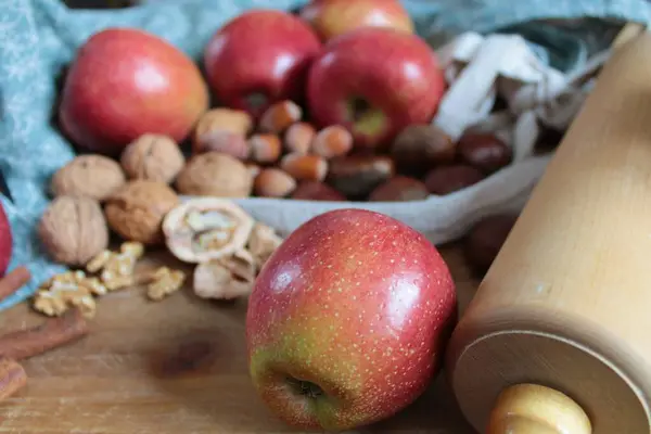 Elma ve fındıkla pişirme