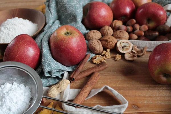 Elma ve fındıkla pişirme