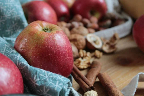 Elma ve fındıkla pişirme