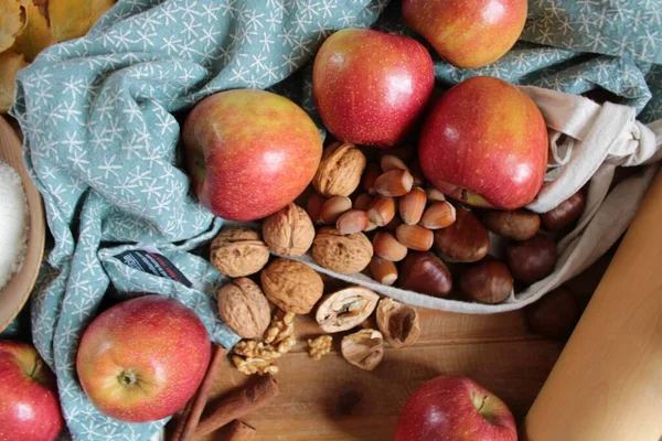 Elma ve fındıkla pişirme