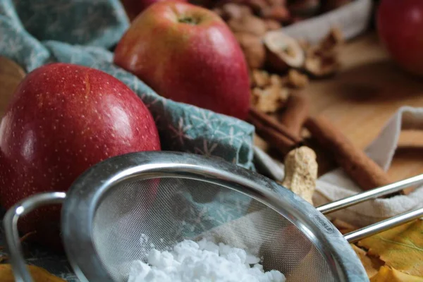 Elma ve fındıkla pişirme