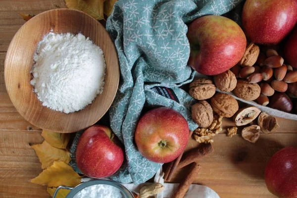 Elma ve fındıkla pişirme