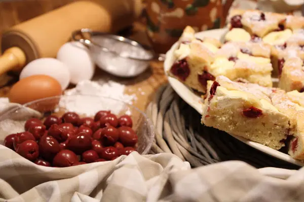 Macar kuarkları ve vişneli kek