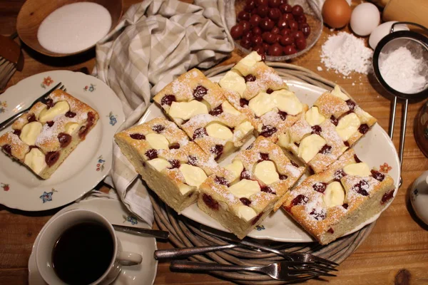 Macar kuarkları ve vişneli kek