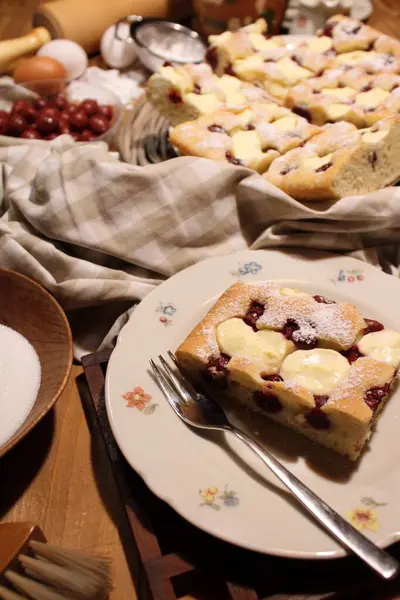 Macar kuarkları ve vişneli kek