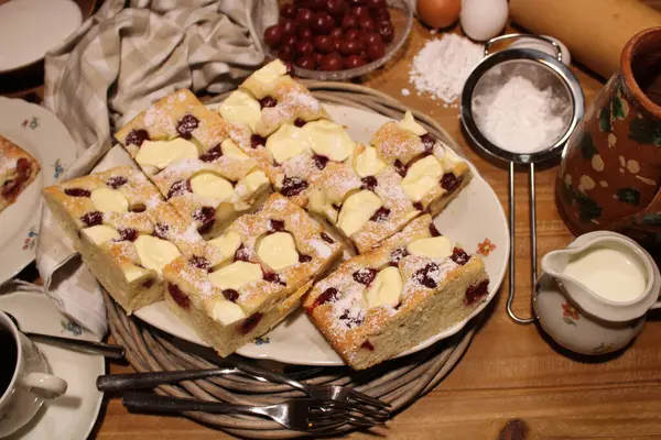 Macar kuarkları ve vişneli kek